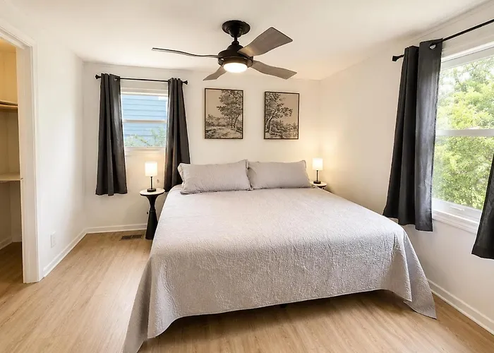 Private Heated Pool - Hot Tub - Fenced Yard *